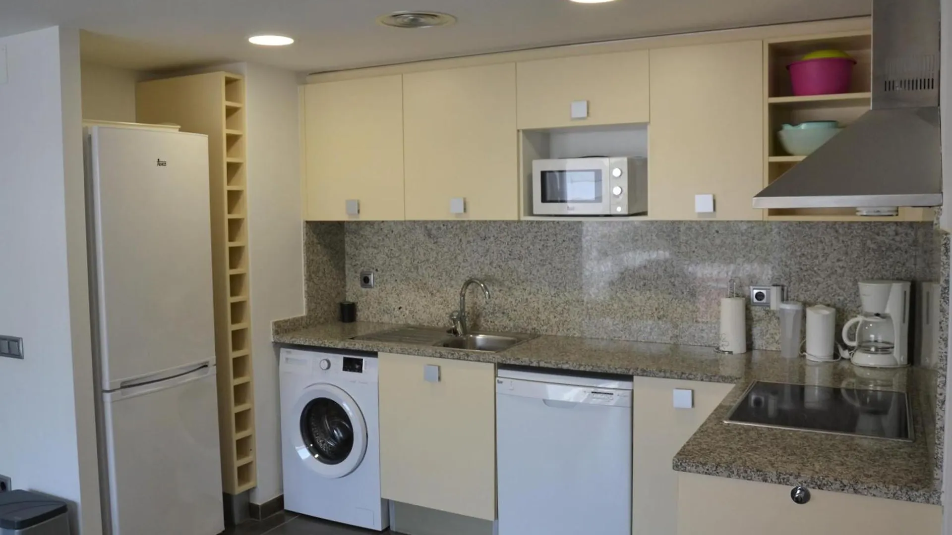 Apartamento Centrico Con Piscina, Parking Y A 200M De La Playa En L'Estartit - Es-323-41 Spain
